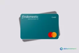 Carta di credito Findomestic verde petrolio con logo Findomestic e simbolo Mastercard in primo piano.