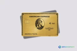 Carta Oro American Express su sfondo chiaro con ombra leggera.