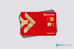 Carta di credito UniCreditCard Flexia Gold rossa con dettagli oro, logo UniCredit e marchio Mastercard ben visibili.