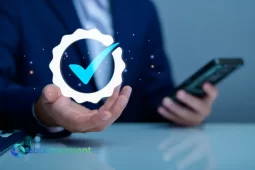 Simbolo di verifica olografico sopra uno smartphone che rappresenta la sicurezza della firma digitale.