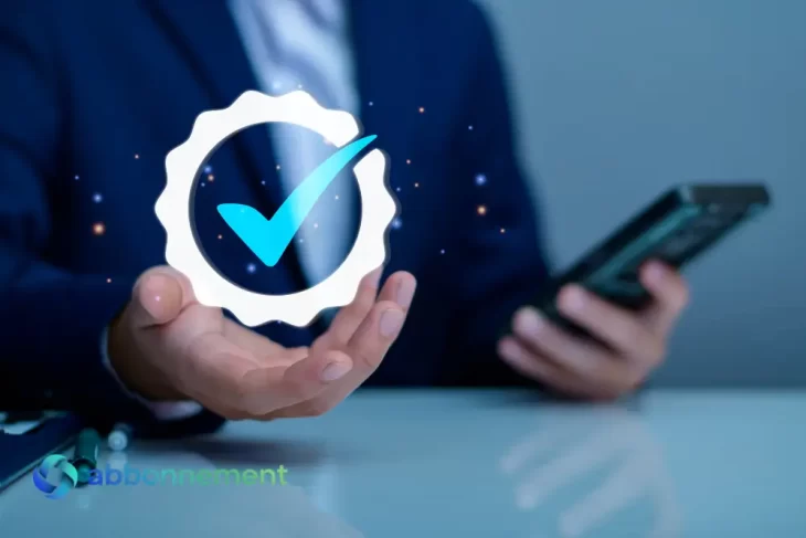 Simbolo di verifica olografico sopra uno smartphone che rappresenta la sicurezza della firma digitale.