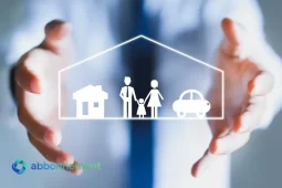 Famiglia protetta sotto una casa stilizzata, simbolo di Assicurazione Vita e sicurezza finanziaria.