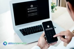 Persona che accede a un account usando Autenticazione a Due Fattori su smartphone e laptop.