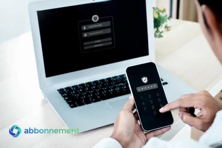 Persona che accede a un account usando Autenticazione a Due Fattori su smartphone e laptop.