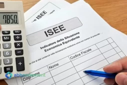 Compilazione della DSU per il Calcolo ISEE con modulo ufficiale, penna e calcolatrice sul tavolo.