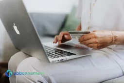 Pagamento online con carte prepagate tramite laptop, controllo del budget digitale.