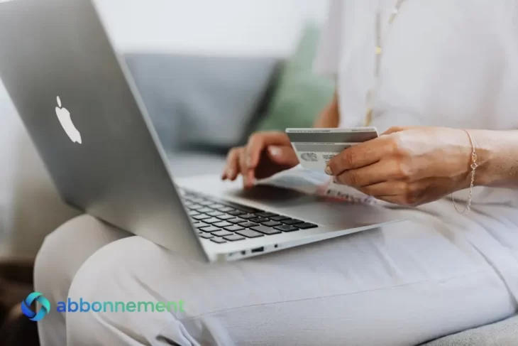 Pagamento online con carte prepagate tramite laptop, controllo del budget digitale.