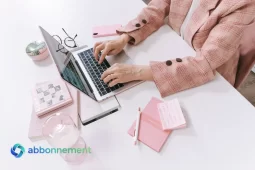 Persona usando una notebook en escritorio ordenado, guía sobre Cómo abrir una cuenta desde el celu.