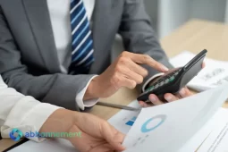 Consulente Finanziario che analizza documenti e calcoli per aiutare a prendere decisioni economiche consapevoli.