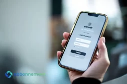 Persona che tiene in mano uno smartphone aperto sulla schermata di accesso al conto online, pronta a inserire i dati per gestire operazioni bancarie via app.
