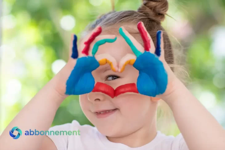 Nena con manos pintadas formando anteojos frente a su cara, idea creativa para dia del niño.