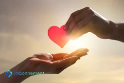 Mani che si scambiano un cuore, simbolo di Donare in Sicurezza e solidarietà consapevole.