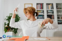 Donna che gestisce il denaro con sicurezza, simbolo di Libertà Finanziaria e controllo del budget domestico.