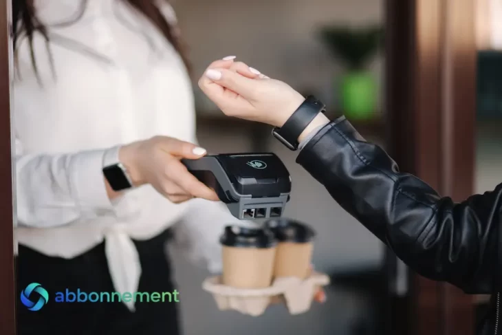 Pagamento contactless con smartwatch tramite tecnologia NFC Pagamenti su un POS portatile.