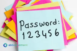 Bigliettino con password debole scritto a mano, simbolo della necessità di usare un password manager per maggiore sicurezza.