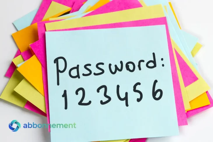 Bigliettino con password debole scritto a mano, simbolo della necessità di usare un password manager per maggiore sicurezza.
