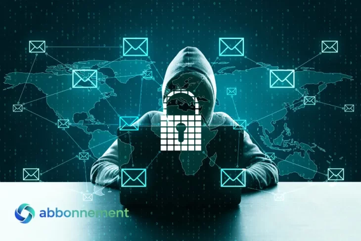 Hacker con felpa incappucciata davanti a un computer con icone di email e un lucchetto digitale, simbolo di phishing e smishing.