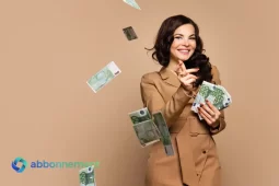 Donna sorridente con banconote in mano, simbolo delle emozioni legate al denaro nella Psicologia del Denaro.