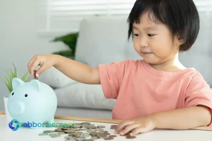Bambino che mette monete in un salvadanaio, esempio pratico di Risparmio Bambini fin dalla prima età.