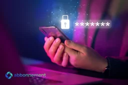 Mani che tengono uno smartphone con icone di lucchetto e password sullo schermo, simbolo di sicurezza bancaria nelle operazioni digitali.