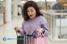 Donna sorpresa da acquisti appena fatti, esempio di spese superflue durante lo shopping.