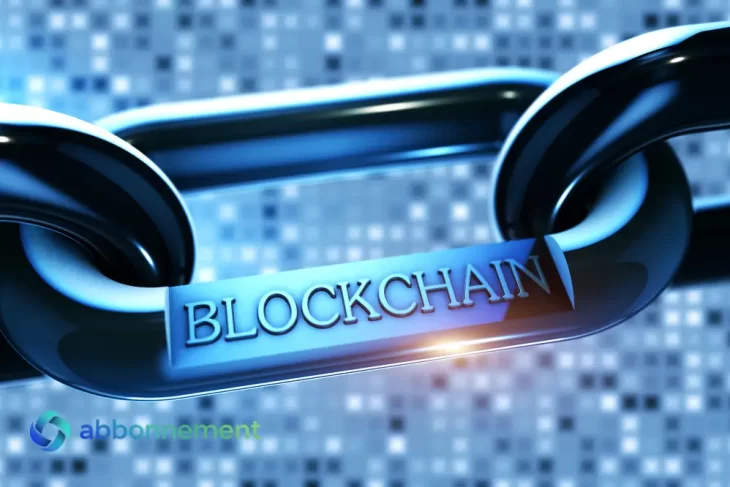 Catena metallica digitale con la parola tecnologia blockchain incisa su un anello in primo piano.