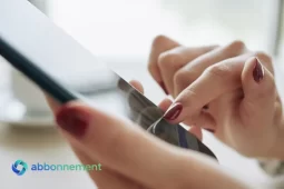 Mani femminili che usano uno smartphone per controllare una Trading Online App.