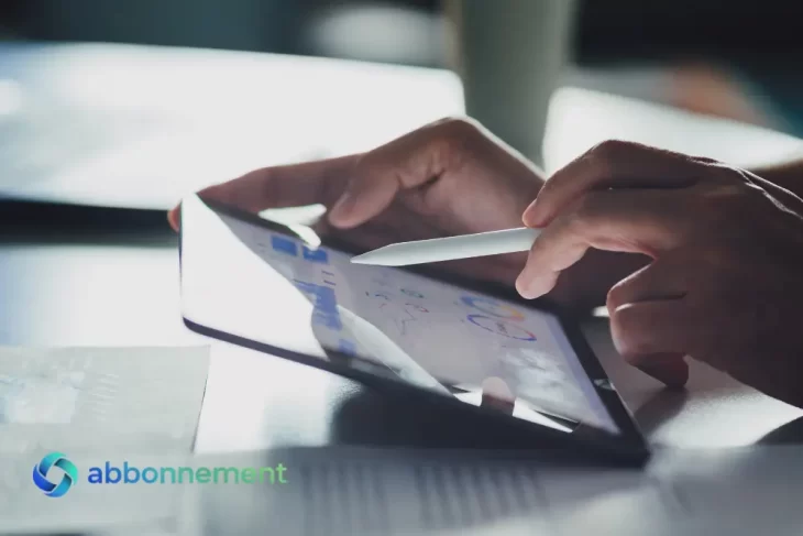 Analisi del cash flow su tablet, controllo delle entrate e uscite finanziarie.