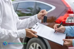 Firma del contratto e consegna delle chiavi, momento decisivo per comprare auto in modo consapevole.