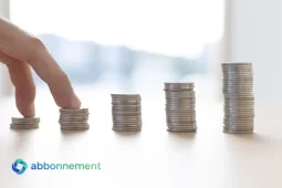 Mano “caminando” sobre pilas de monedas en aumento, imagen que representa la inflación en Argentina y cómo suben los precios.