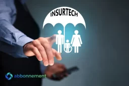 Mano che tocca un’icona digitale di insurtech italia con ombrello e famiglia stilizzata.