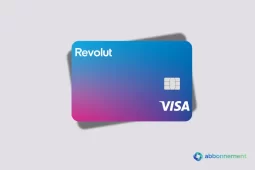 Carta Revolut con sfumatura rosa blu e loghi Revolut e Visa in evidenza.