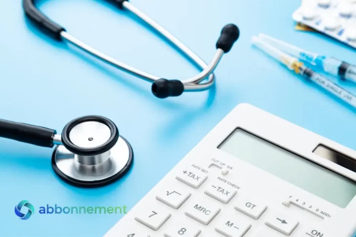 Calcolatrice e strumenti medici su scrivania, simbolo delle Spese Mediche e delle detrazioni fiscali.