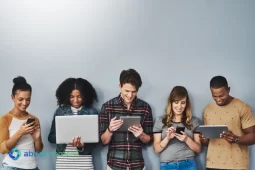 Giovani che usano dispositivi digitali per gestire il denaro con app fintech italiane.