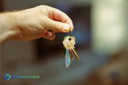 Mano che tiene un mazzo di chiavi di casa, rappresentando gli aiuti per comprare casa e le agevolazioni economiche disponibili per i cittadini in Italia.