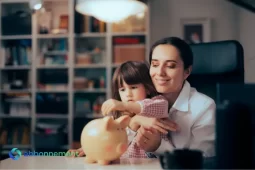 Madre e hija ahorrando dinero en una alcancía para reducir gastos y aprender a ahorrar en servicios del hogar.