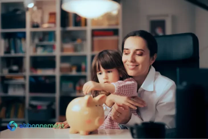 Madre e hija ahorrando dinero en una alcancía para reducir gastos y aprender a ahorrar en servicios del hogar.