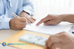 Persona firmando un contrato para solicitar un préstamo personal en Argentina.