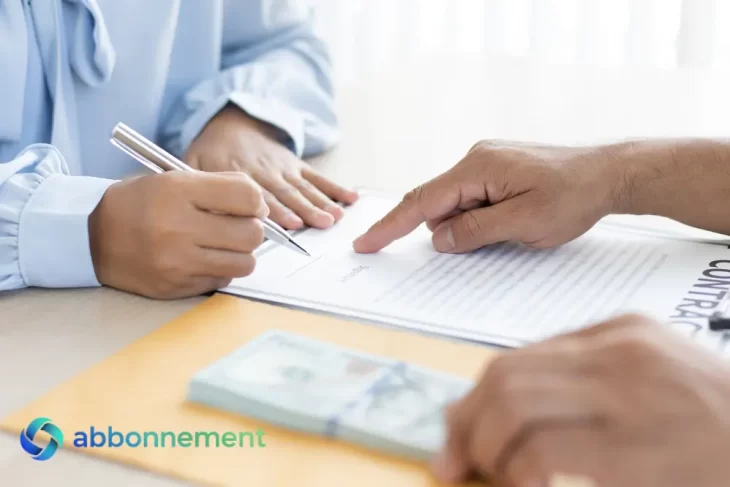 Persona firmando un contrato para solicitar un préstamo personal en Argentina.