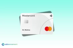 Tarjeta Mastercard Común blanca con chip, ícono contactless y logo Mastercard en primer plano.