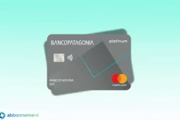 Tarjeta Mastercard Platinum del Patagonia gris con chip, ícono contactless y logo Mastercard en primer plano.