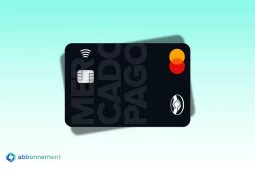 Tarjeta prepaga de Mercado Pago negra con chip, ícono contactless y logo Mastercard en primer plano.