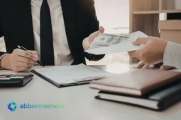 Persona analiza las condiciones de un préstamo personal.