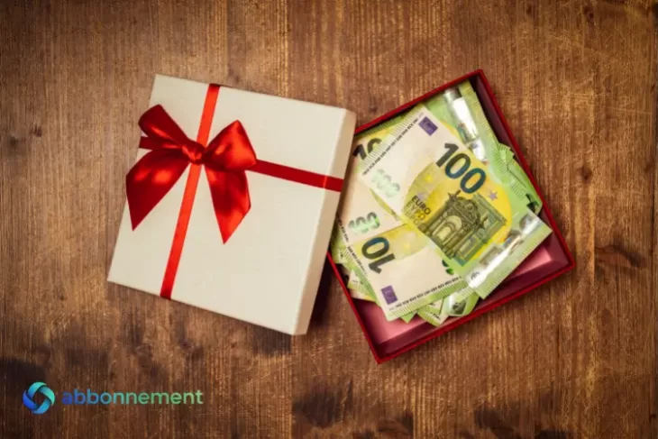 Scatola regalo con banconote in euro che rappresenta il Bonus Natale e il risparmio durante le feste.