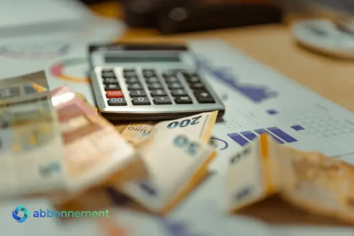 Banconote e calcolatrice sopra documenti finanziari, a rappresentare la pianificazione economica legata ai Fondi Pensione.
