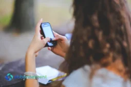 Mujer controla el gasto del celular en una línea prepaga.