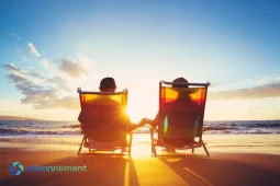Pareja sentada frente al mar al atardecer, simbolizando la Jubilación autónoma.
