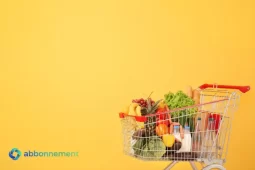 Carrito de supermercado lleno de alimentos frescos, simbolizando el apoyo de la Tarjeta Alimentar.