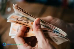 Mano che conta banconote in euro, simbolo di liquidità ottenuta con Anticipo TFR.