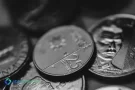 Monedas argentinas en detalle, representando el beneficio del reintegro de IVA en gastos cotidianos.